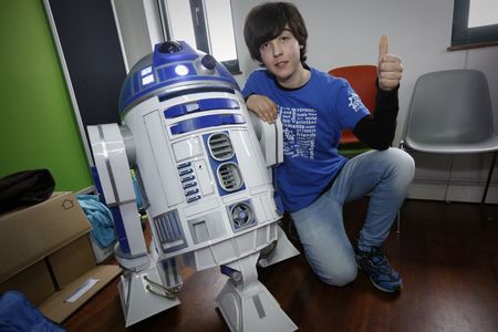 Un rapaz de 15 anos crea un R2D2 con lixo