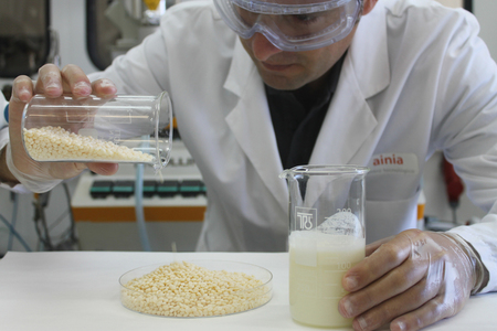 Obteñen bioplástico a partir do excedente de soro da industria quesera